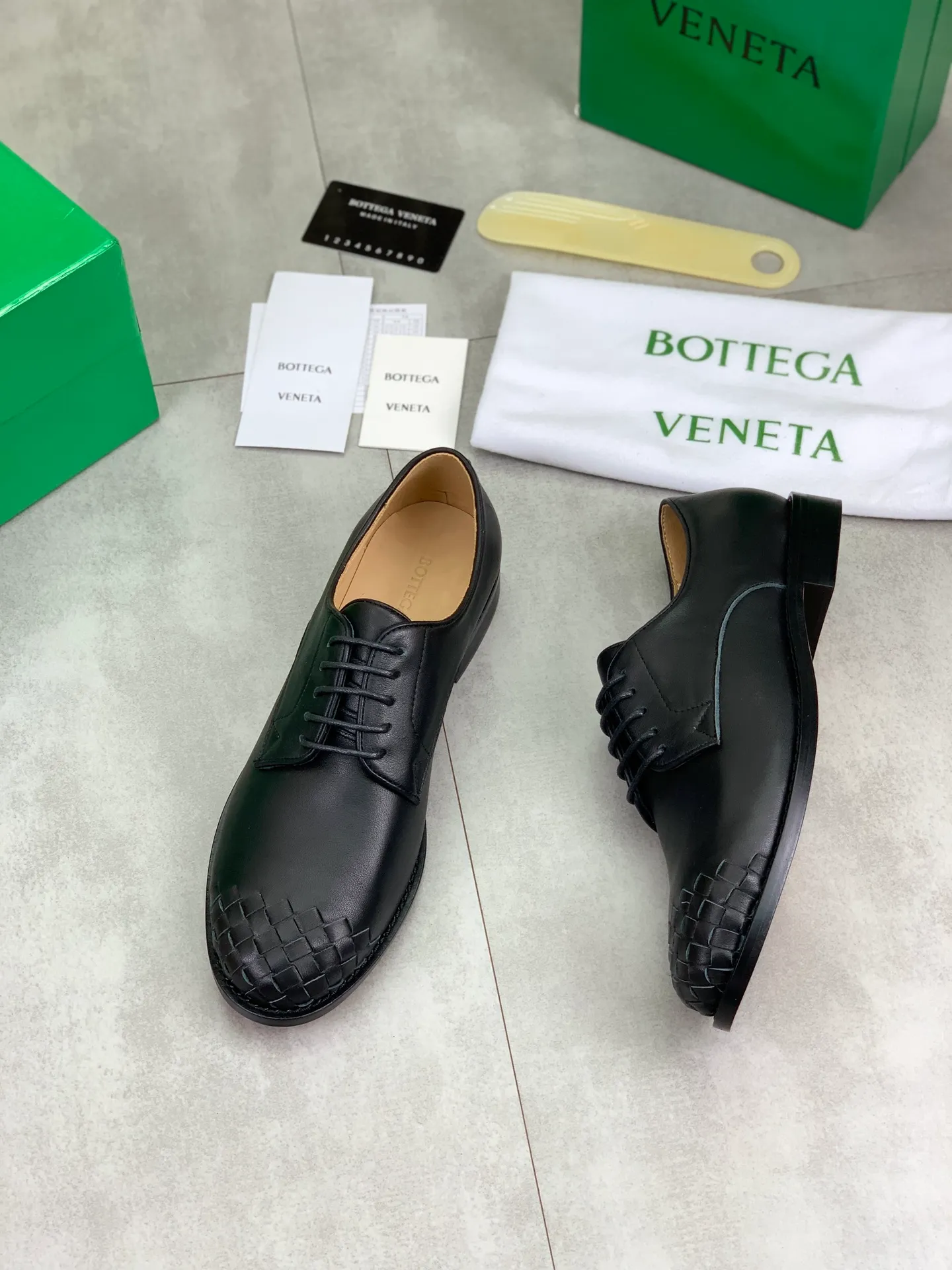 Factory price P860💰Top quality (genuine leather outsole series)💎💎💎 BOTTEGA VENETA official website synchronizes the latest model, top version of the highest version of BV business leather shoes in the market, accept material comparison, shoe type comparison, process comparison, practical and textured, versatile and suitable for any occasion, the more you look at it, the more flavorful it becomes. Pure hand-woven craftsmanship - upper material, imported original hand-woven calfskin - high-quality water-dyed cowhide inside - original private model customized handmade leather outsole -Size: female 35-39 (34 40 customized) male 39-44 (38 45 customized) Comes with original BV green box, complete packaging.